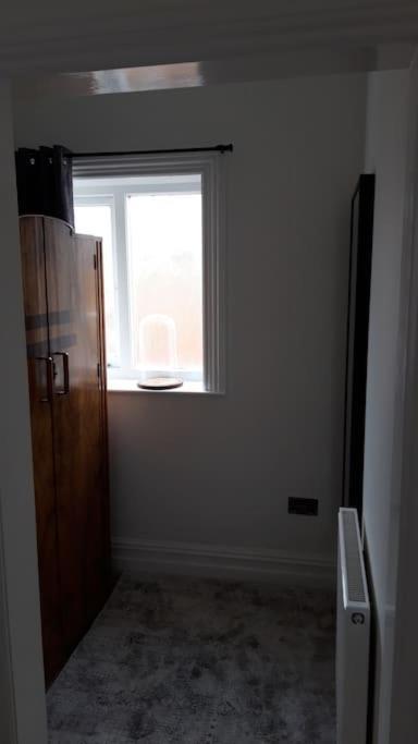 Large 2 Bedroom Centre + Parking Appartement *