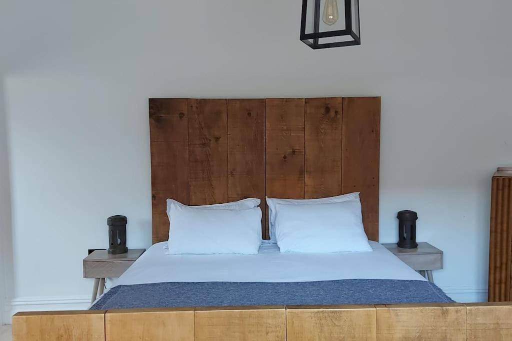 Large 2 Bedroom Centre + Parking *