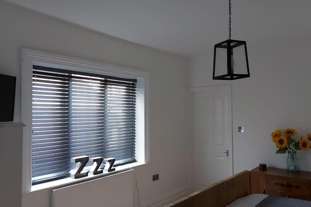 Large 2 Bedroom Centre + Parking Appartement
