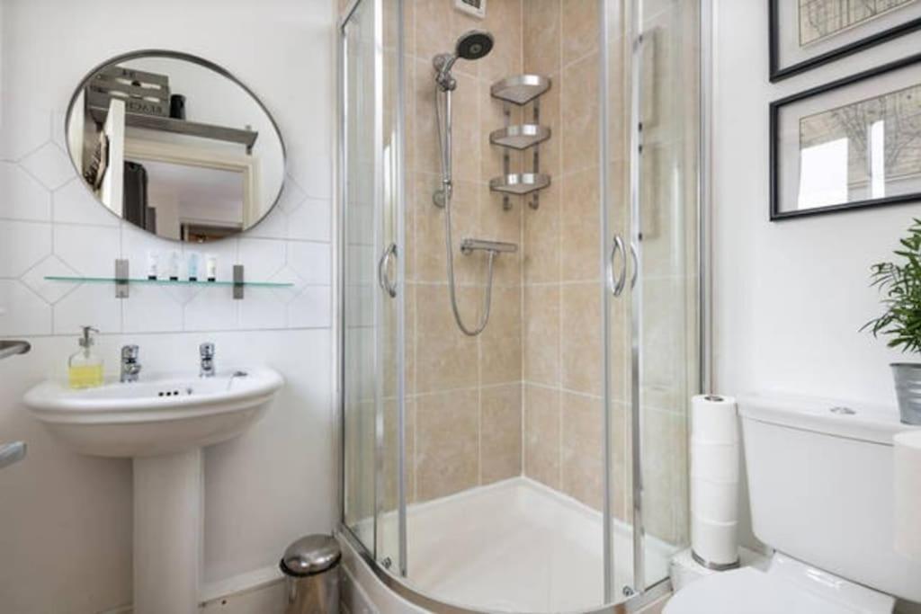 Large 2 Bedroom Centre + Parking