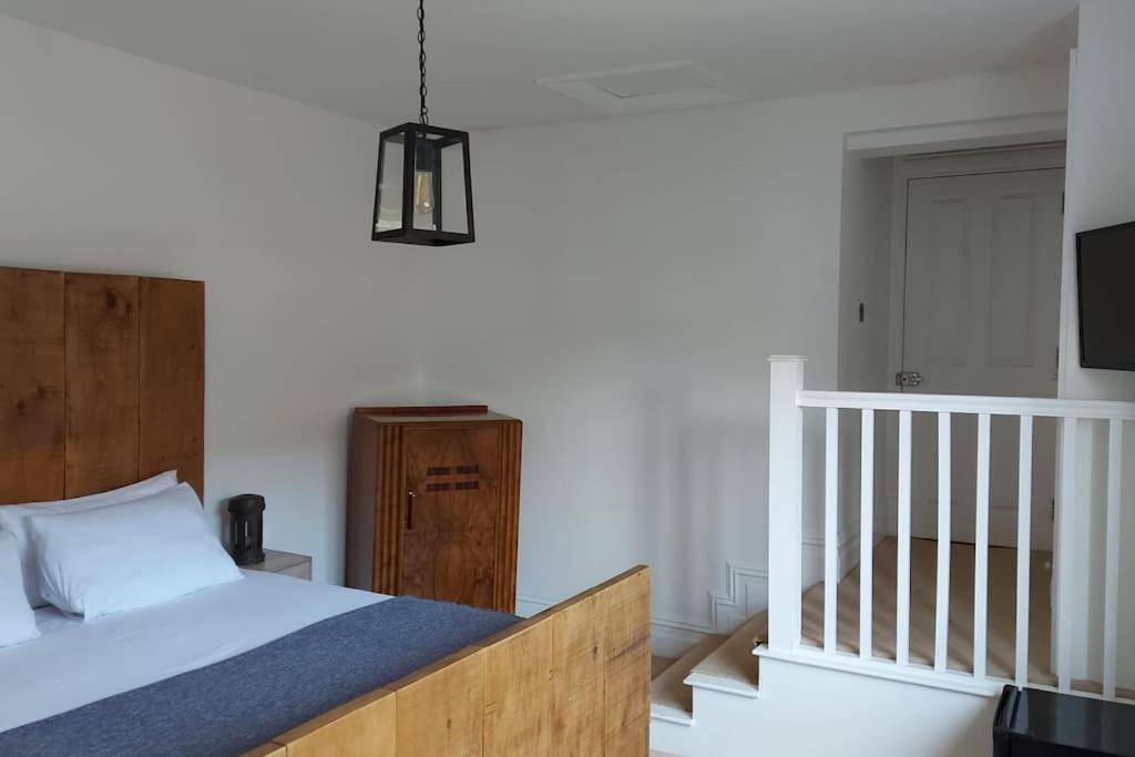 Large 2 Bedroom Centre + Parking Appartement
