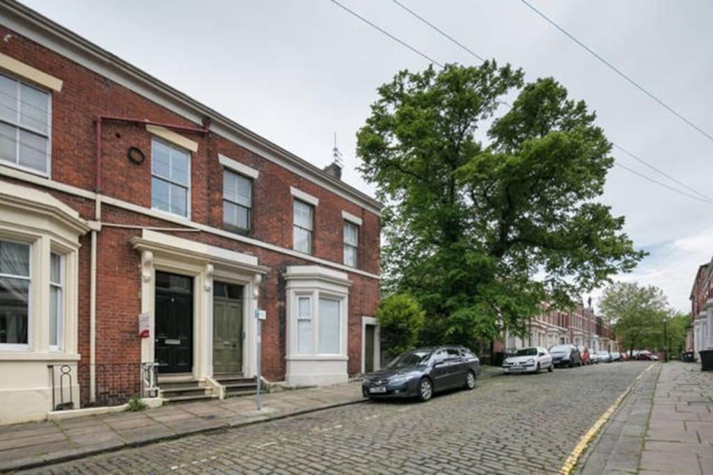 Large 2 Bedroom Centre + Parking Preston (Lancashire)