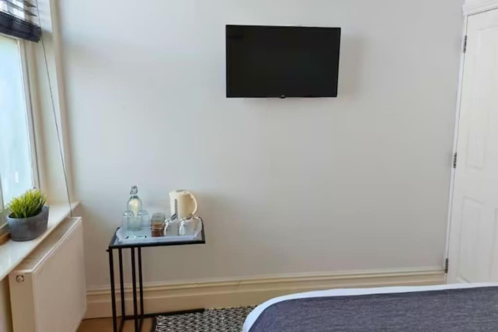 Large 2 Bedroom Centre + Parking Appartement